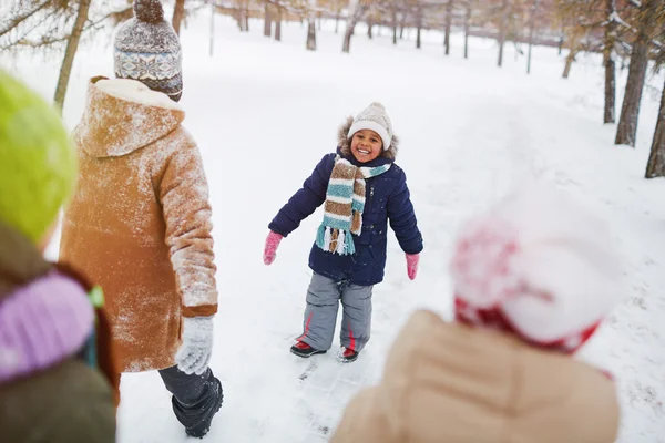 Ekstatisches Kind in Winterbekleidung blickt in die Kamera — Stockfoto