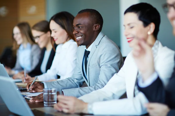 Gente de negocios escuchando el seminario — Foto de Stock