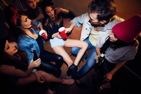 Люди разговаривают и пьют пиво на вечеринке — стоковое фото
