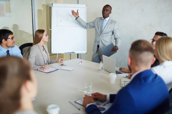 Empresario haciendo presentación de datos estadísticos — Foto de Stock