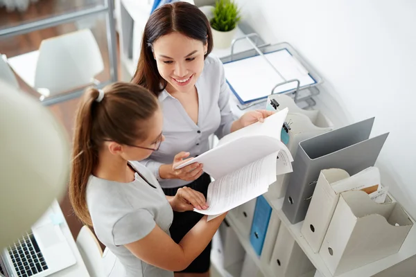 Femmes d'affaires parlant au bureau — Photo