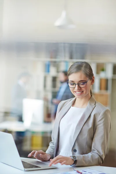 Bizneswoman Praca na laptopie w biurze — Zdjęcie stockowe