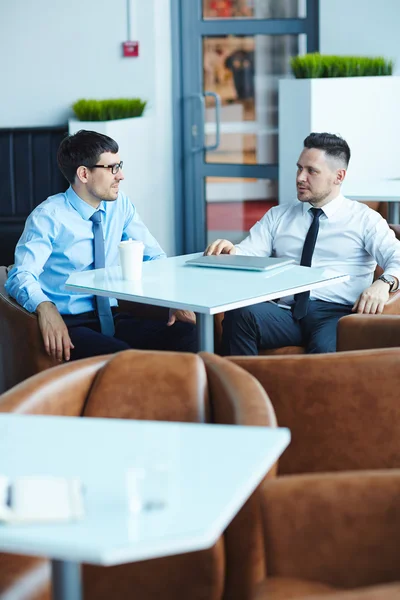 Les hommes d'affaires parlent pendant la pause café — Photo