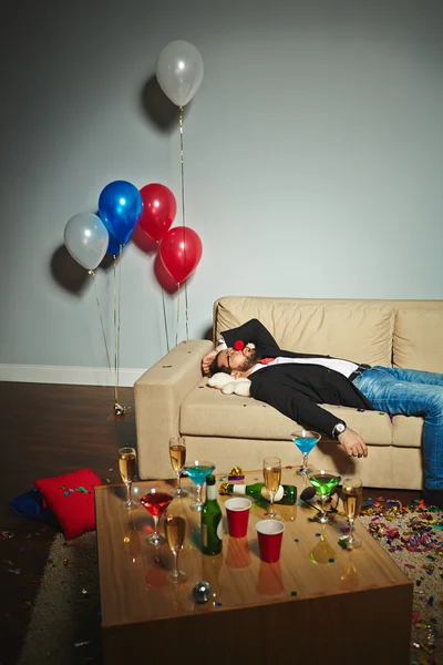 Пьяный мужчина спит после вечеринки — стоковое фото