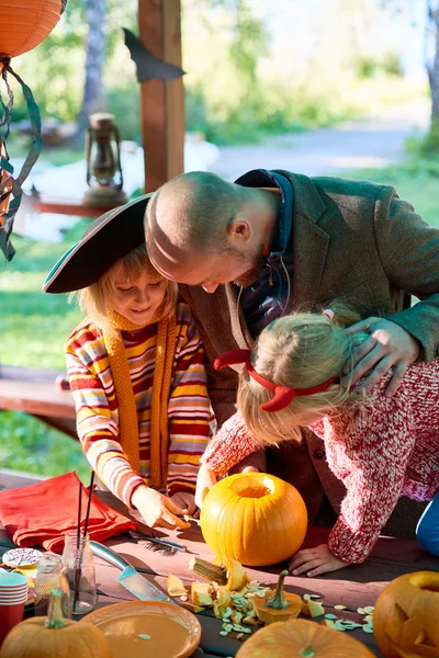 Mädchen mit Vater bereiten Halloween-Laternen vor — Stockfoto