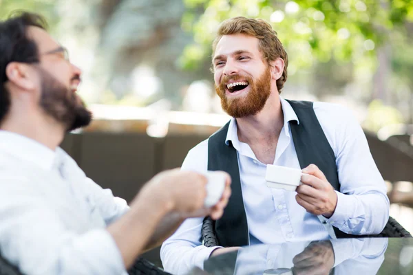 Uomini amichevoli con caffè parlando in caffè — Foto Stock