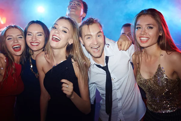 Amigos despreocupados riendo en la fiesta —  Fotos de Stock