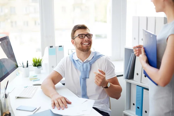 Employeur à l'écoute d'un collègue pendant l'interaction — Photo