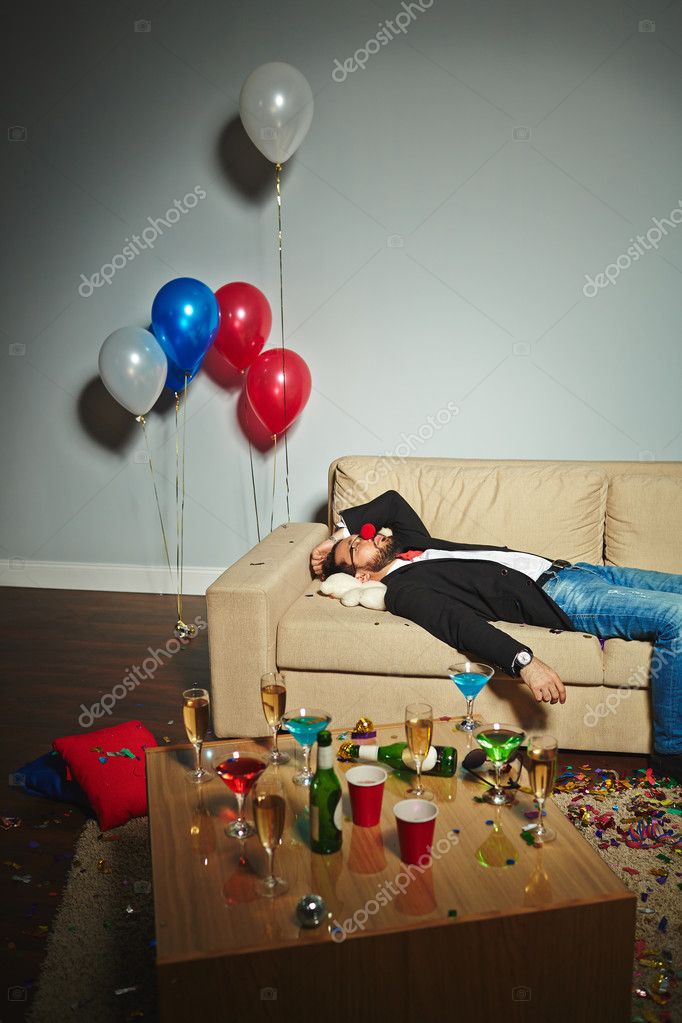 Hombre borracho durmiendo después de la fiesta: fotografía de stock