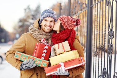 Mutlu kız ile erkek arkadaşı öpüşme giftboxes  