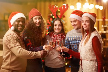 Neşeli arkadaşları Xmas parti kızartma 