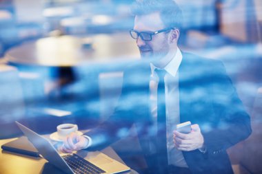 Kafede otururken ağ işadamı 