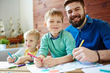 Mutlu baba oğulları ile çizim