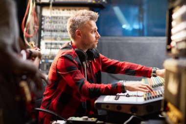 Sanatçı, müzik kayıt ses işleci