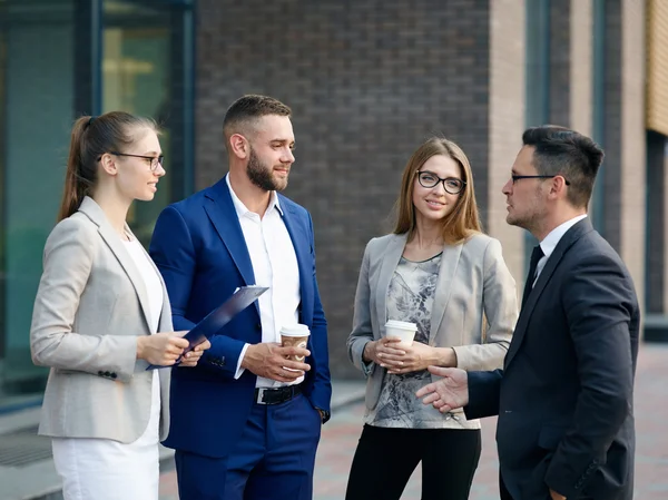 Gerentes modernos tendo coffee break — Fotografia de Stock