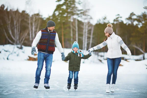 滑冰在天然环境中的家庭 — 图库照片
