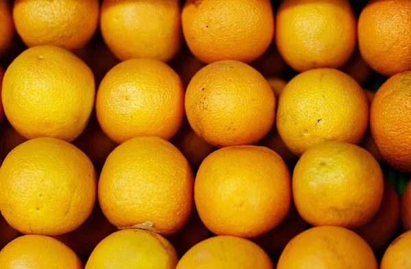 Спелые апельсины подряд — стоковое фото