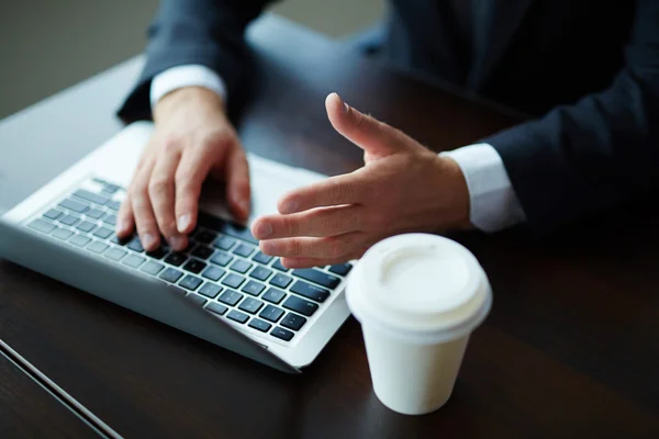 Zakenman typen op laptop — Stockfoto