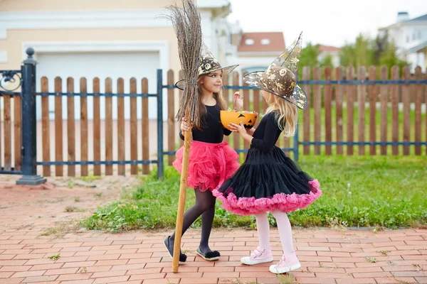 Halloween girl sharing treats with her friend — Stock fotografie