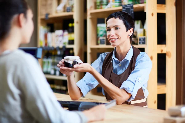 Consultor que ofrece productos frescos al consumidor — Foto de Stock