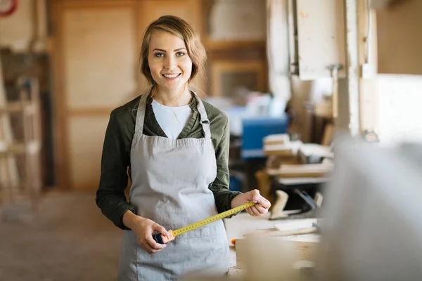 Kvinna i uniform av snickare — Stockfoto