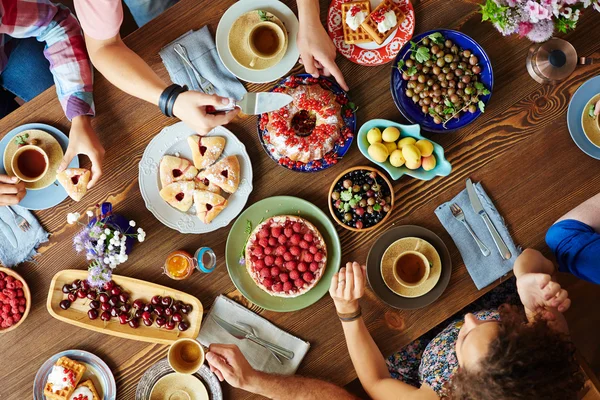 Люди ужинают в День Благодарения — стоковое фото