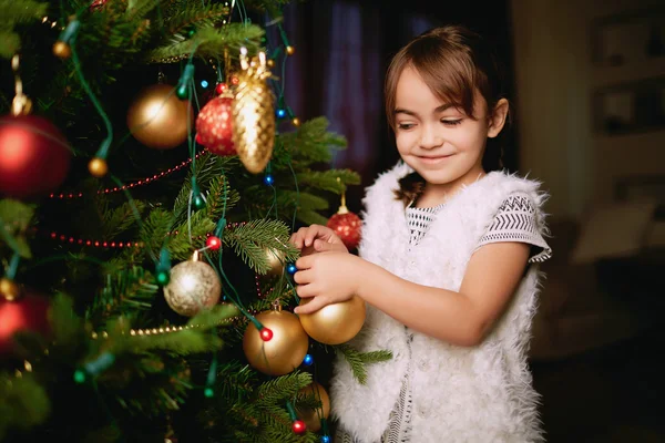 Menina bonita decoração árvore de Natal — Fotografia de Stock