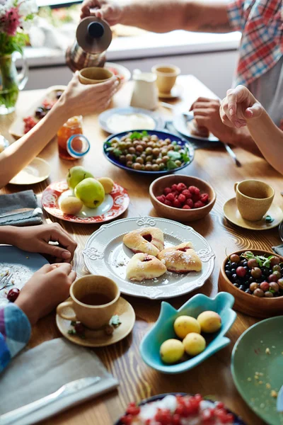 Bayas frescas y frutas en la mesa servida —  Fotos de Stock