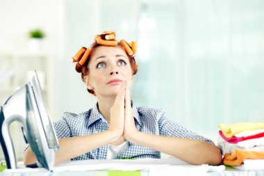 Ütü Masası çaresizlik içinde tarafından dua ev kadını