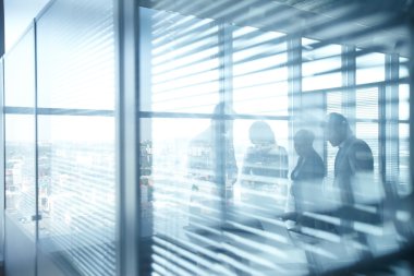 iş adamları odasında jaluzi ile çalışma 