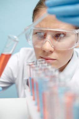 kadın kimyager kimyasal sıvı ile çalışma 