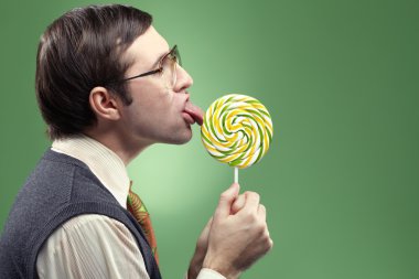Bir lolipop emme çocukça yetişkin inek 