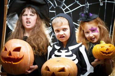 Kabaklar tutan kötü yüzü olan çocuklar