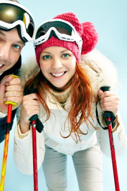 Kameraya bakarak gökyüzü ile mutlu çift 