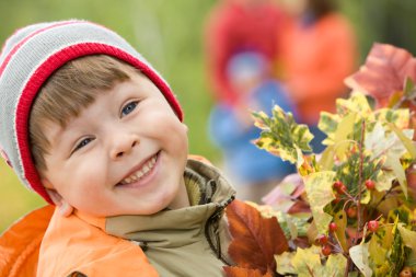 gülen çocuk sonbahar yaprakları