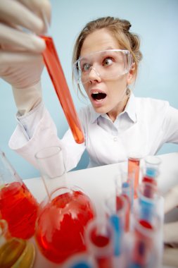 şok kimyager tüp sıvı ile tutarak 