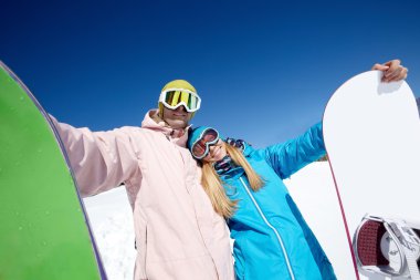 Çift birbirlerine kucaklayan snowboard 