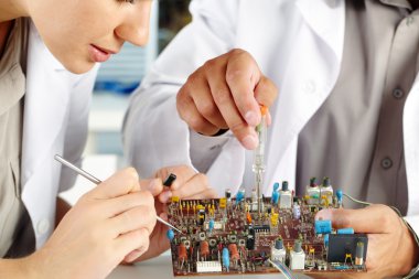 teknisyen transistör kurulu ile çalışma