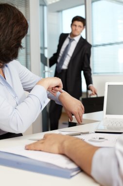 İşveren girmek için onun saatine işaret Yöneticisi 