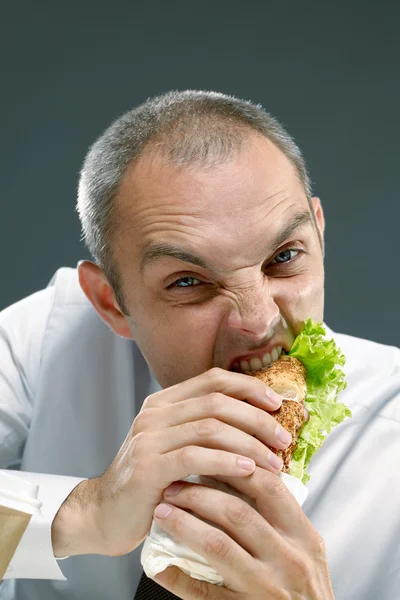 Homem comendo sanduíche com prazer — Fotografia de Stock