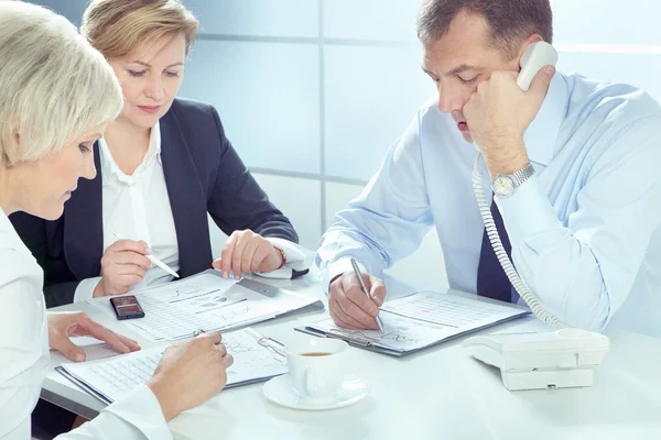 Empresários ocupados no trabalho no escritório — Fotografia de Stock