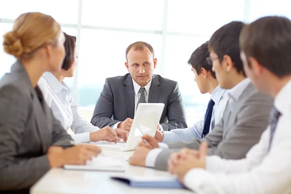 Team van mensen uit het bedrijfsleven tijdens een vergadering plannen — Stockfoto