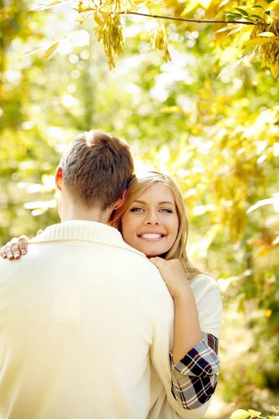 Jonge vrouw omarmen met haar vriendje — Stockfoto