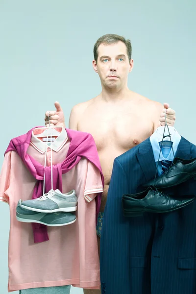 Junger Mann weiß nicht, was er anziehen soll — Stockfoto
