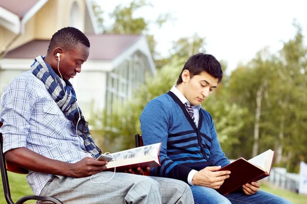 Dois homens estudando com livros — Fotografia de Stock