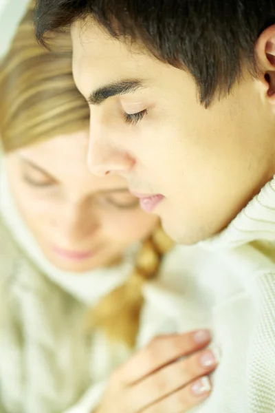 Casal jovem descansando juntos — Fotografia de Stock