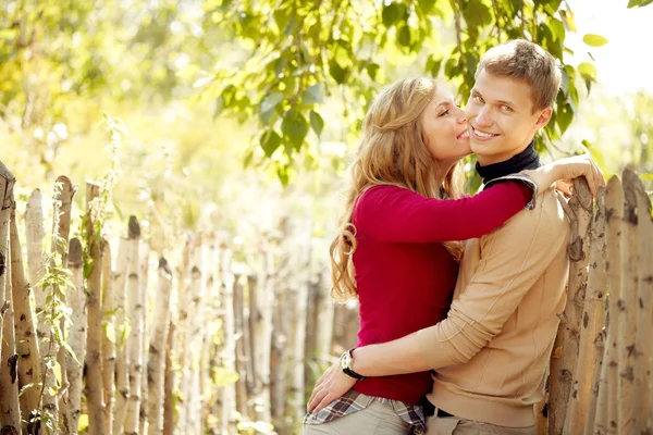 Молодая женщина целует своего парня — стоковое фото