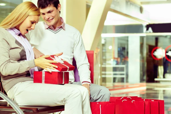 Marido apresentando um presente para sua esposa — Fotografia de Stock