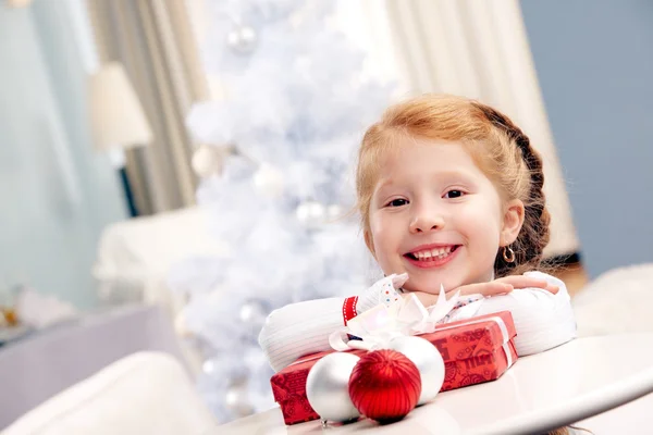 Ευτυχισμένος κορίτσι με τα χριστουγεννιάτικα στολίδια — Φωτογραφία Αρχείου