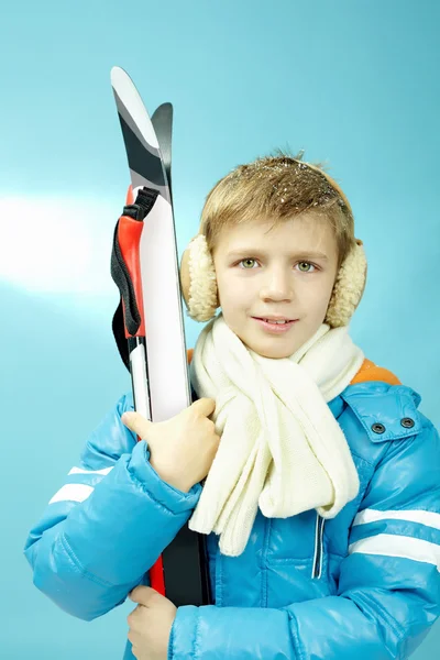 Liten pojke står med ski — Stockfoto